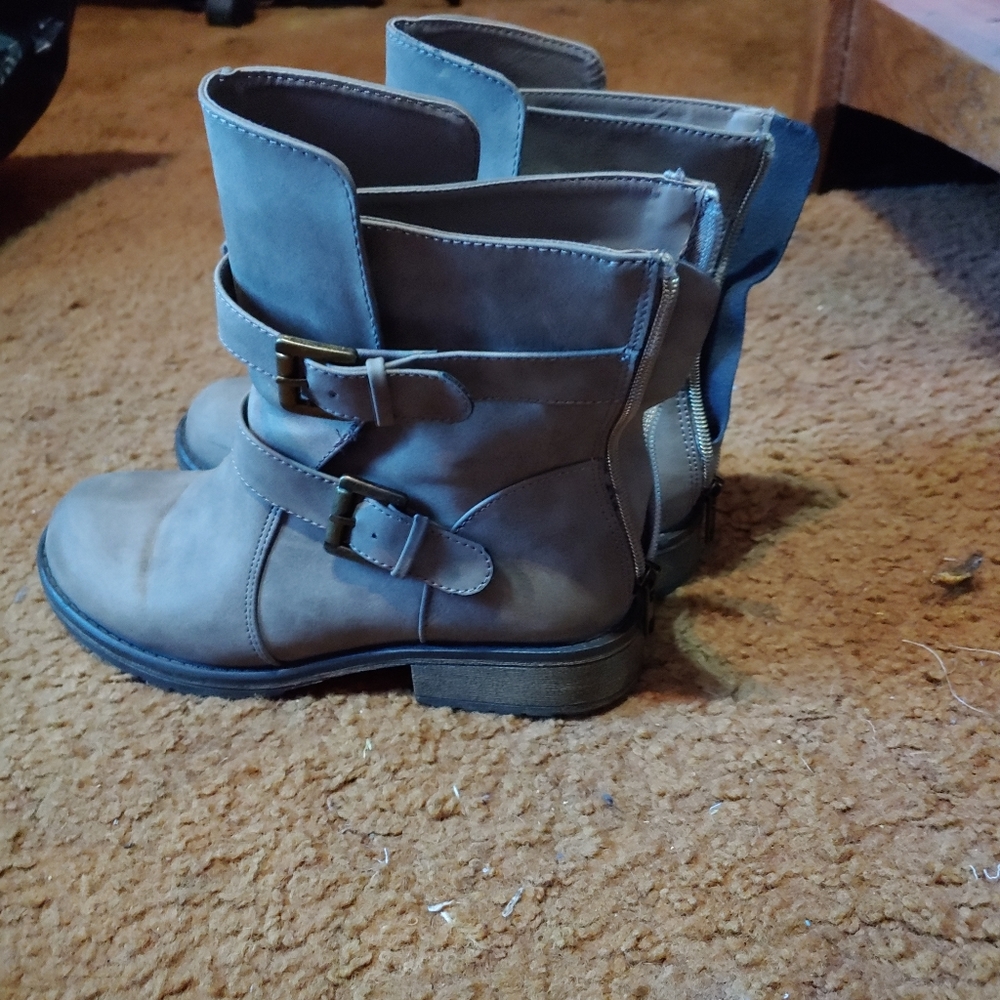Boots - Picture 3 of 3